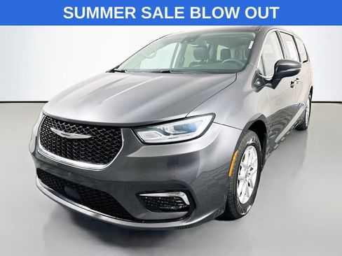 Used 2023 Chrysler Pacifica Touring-L FWD image 3