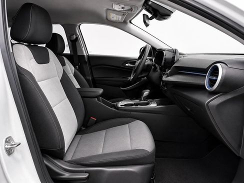 Used 2025 Chevrolet Trax LS FWD image 19