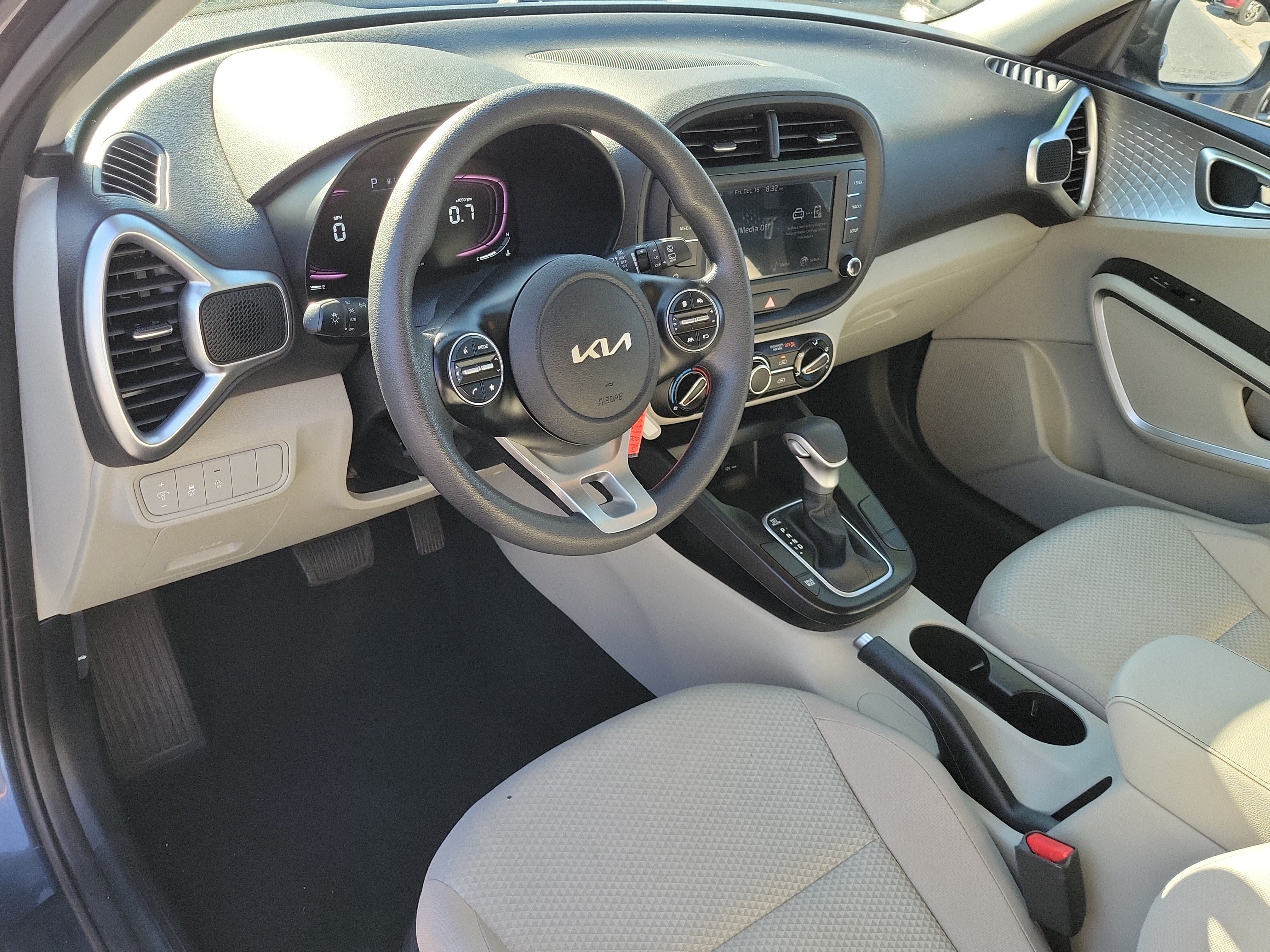 Used 2024 Kia Soul LX FWD image 19