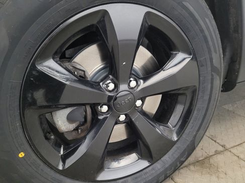Used 2019 Jeep Cherokee Latitude Plus AWD/4WD image 31