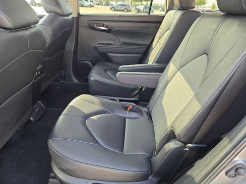 Used 2025 Toyota Highlander XLE FWD image 28