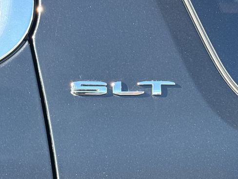 Certified 2023 GMC Acadia SLT w/ Preferred Package image 8