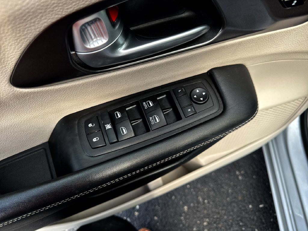 Used 2024 Chrysler Pacifica Touring-L FWD image 13