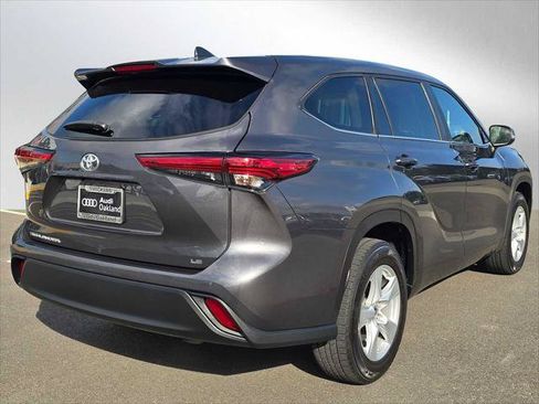 Used 2023 Toyota Highlander LE FWD image 4