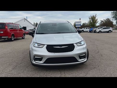 Used 2024 Chrysler Pacifica Limited FWD image 28