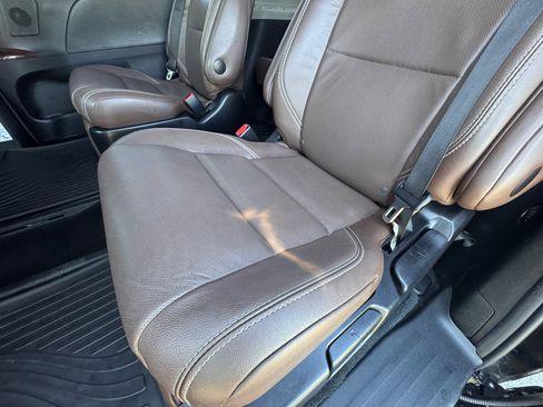 Used 2017 Toyota Sienna Limited Premium image 35