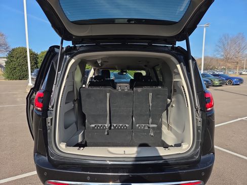 Certified 2023 Chrysler Pacifica Touring-L image 12
