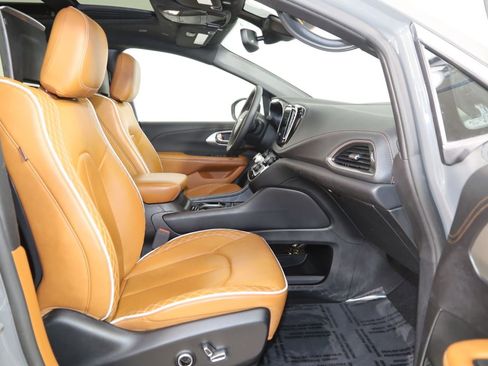 Used 2024 Chrysler Pacifica Pinnacle image 13