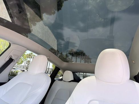 Used 2021 Tesla Model Y Long Range AWD/4WD image 19