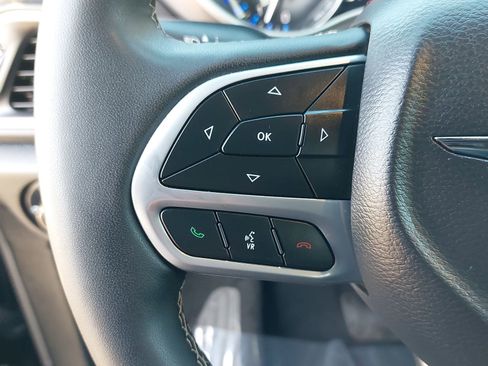 Used 2025 Chrysler Pacifica Select image 19