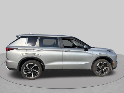 Used 2023 Mitsubishi Outlander SE FWD image 6