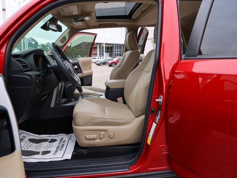 Used 2022 Toyota 4Runner SR5 Premium w/ Moonroof Package RWD image 32