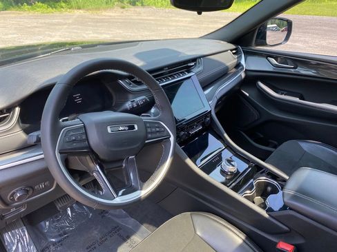 Used 2023 Jeep Grand Cherokee Altitude image 12