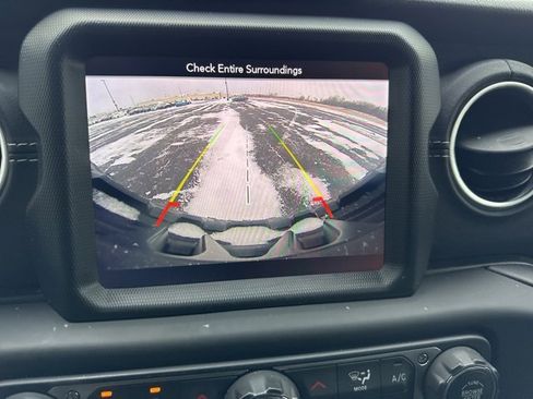 Used 2019 Jeep Wrangler Unlimited Sahara image 12