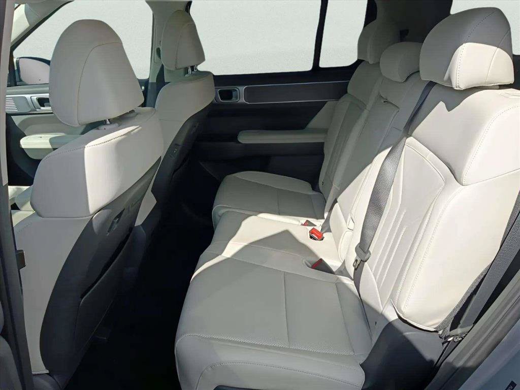 Used 2025 Hyundai Santa Fe SEL FWD image 9