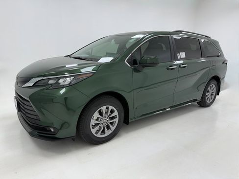 New 2026 Toyota Sienna XLE image 5