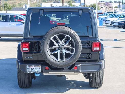Used 2024 Jeep Wrangler Unlimited w/ Technology Group AWD/4WD image 8