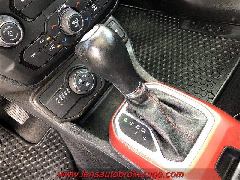 Used 2019 Jeep Renegade Trailhawk AWD/4WD image 15