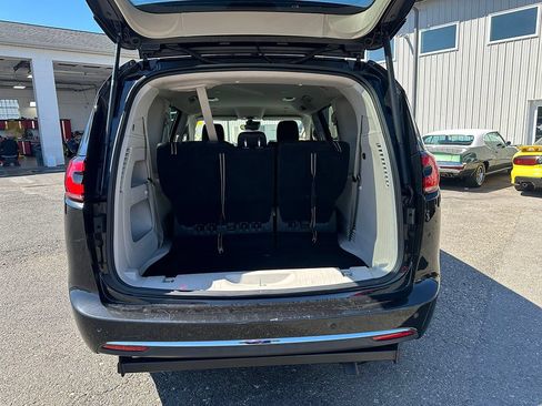 Used 2023 Chrysler Pacifica Touring-L FWD image 8