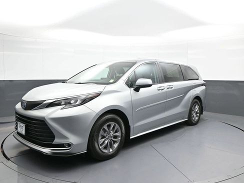 Certified 2024 Toyota Sienna XLE AWD/4WD image 10