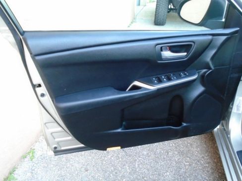 Used 2016 Toyota Camry SE image 11