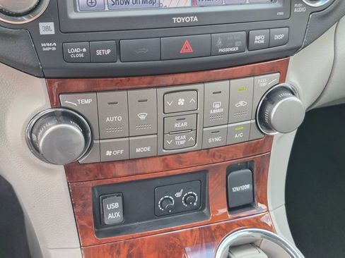 Used 2012 Toyota Highlander Limited w/ Tow Pkg FWD image 15
