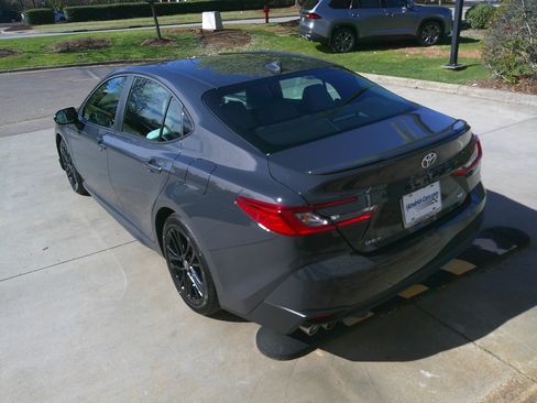 Used 2025 Toyota Camry SE image 10