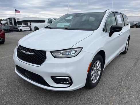 Used 2024 Chrysler Pacifica Touring-L image 1