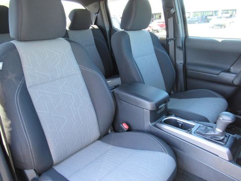 Used 2022 Toyota Tacoma TRD Sport w/ Technology Package RWD image 10