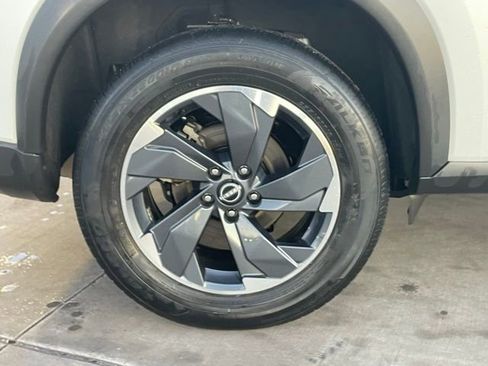 Used 2024 Nissan Rogue SV image 6