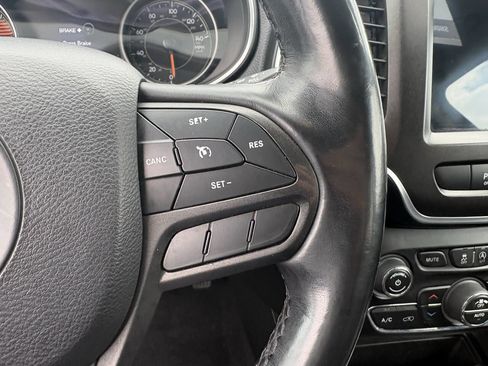 Used 2019 Jeep Cherokee Trailhawk w/ Cold Weather Group AWD/4WD image 15