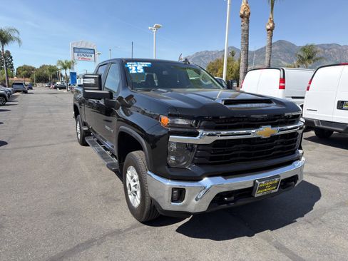 Used 2025 Chevrolet Silverado 2500 LT w/ Convenience Package AWD/4WD image 2