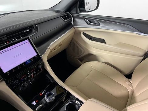 Used 2023 Jeep Grand Cherokee Limited image 33