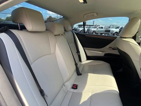 Used 2025 Lexus ES 300h w/ Premium Package FWD image 25