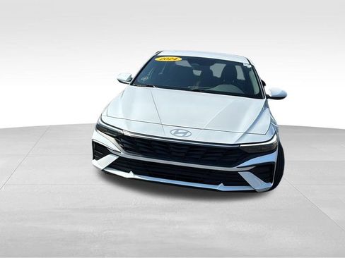Used 2024 Hyundai Elantra SE FWD image 2