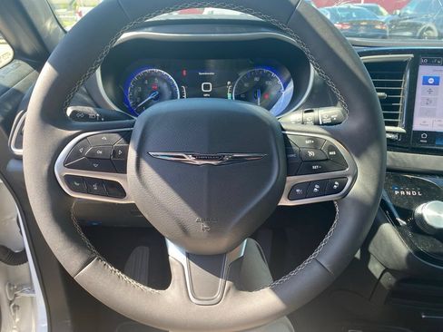 Used 2025 Chrysler Pacifica Select FWD image 10