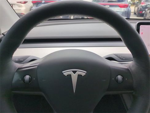 Used 2022 Tesla Model Y Long Range image 30
