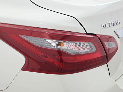 Certified 2018 Nissan Altima 2.5 SV w/ 2.5 SV Technology Package FWD image 33