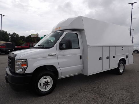 Used 2024 Ford E-350 and Econoline 350 Super Duty w/ Driver's Safety Package RWD image 3