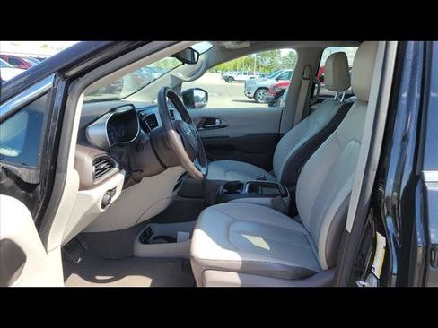 Used 2017 Chrysler Pacifica Touring-L w/ Tire & Wheel Group FWD image 5