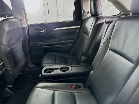 Used 2019 Toyota Highlander XLE FWD image 28