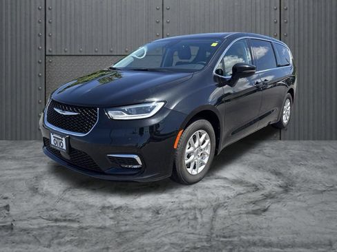 Used 2023 Chrysler Pacifica Touring-L FWD image 3