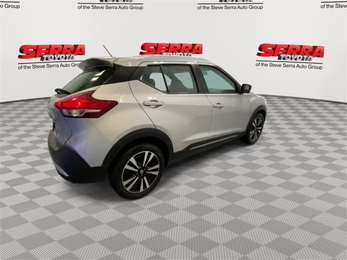 Used 2019 Nissan Kicks SR image 9