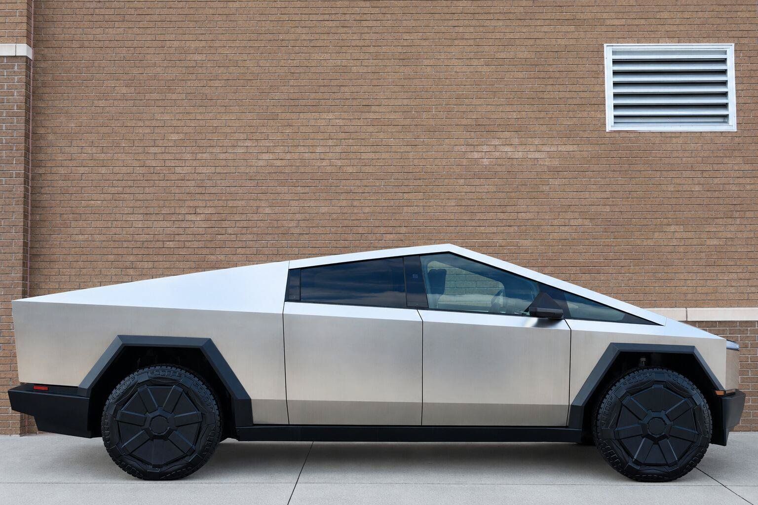 Used 2024 Tesla Cybertruck AWD Crew Cab image 3