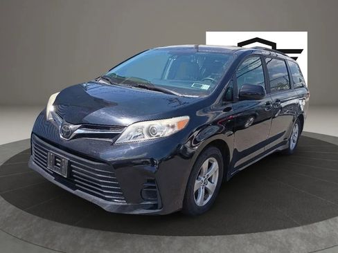 Used 2019 Toyota Sienna LE FWD image 3