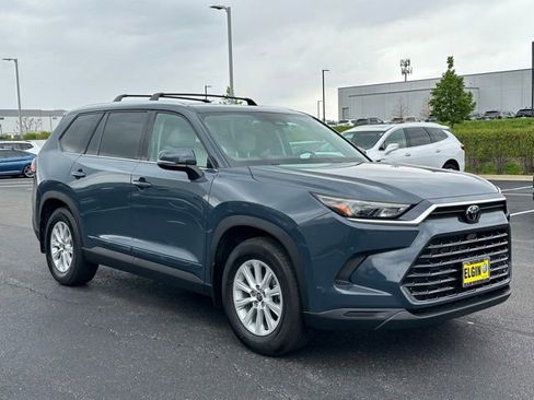 Used 2024 Toyota Grand Highlander AWD image 3