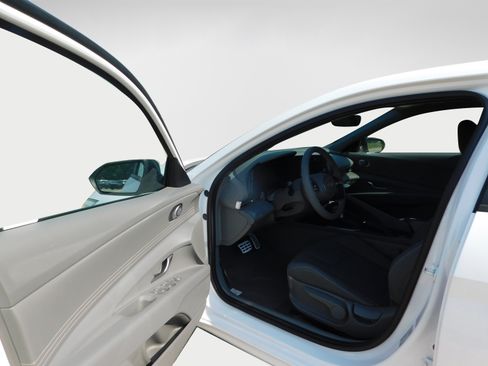 Certified 2025 Hyundai Elantra Sport FWD image 10