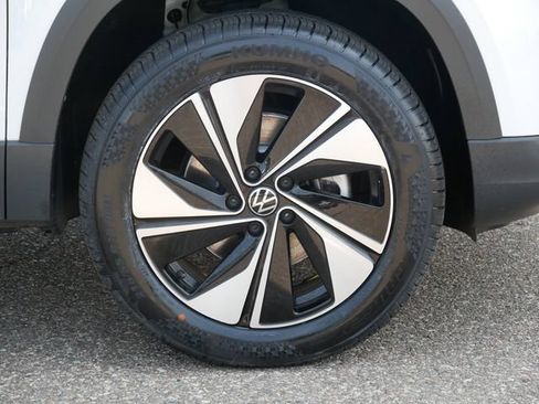 Certified 2023 Volkswagen Taos SE w/ Panoramic Sunroof Package AWD/4WD image 9