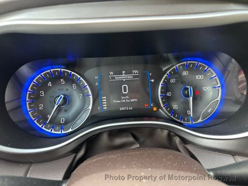 Used 2017 Chrysler Pacifica Touring-L FWD image 15