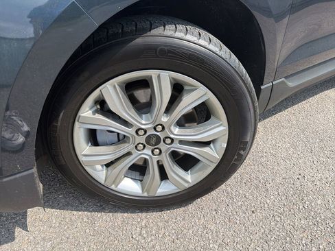 Used 2024 Ford Edge Titanium image 2